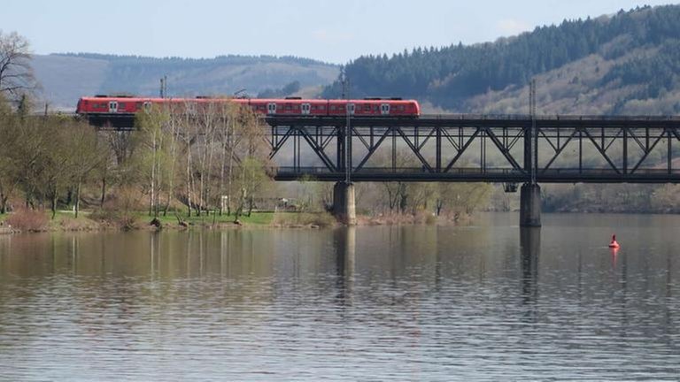 Ein Brücken-Unikat: die kombinierte Eisenbahn- und Straßenbrücke bei Bullay. Oben fahren die Züge und unten die Autos.