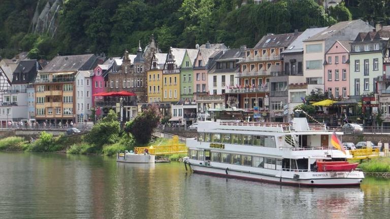 Bunte Häuserzeile in Cochem, einem der Haupttouristenorte an der unteren Mosel