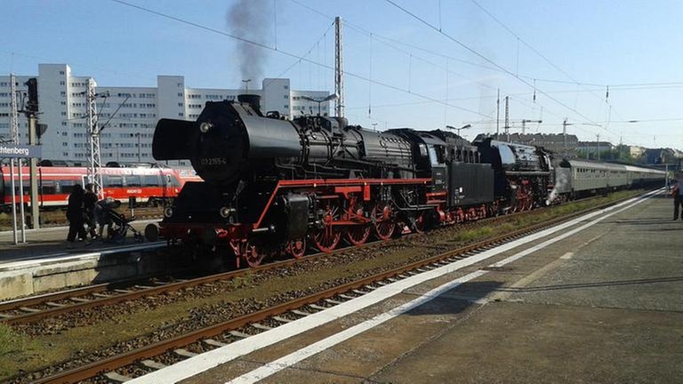Im besten Fotografierlicht präsentieren sich die Zuglok 01 533 & Vorspannlok 03 2155. In wenigen Minuten ist die Abfahrt Richtung Hamburg