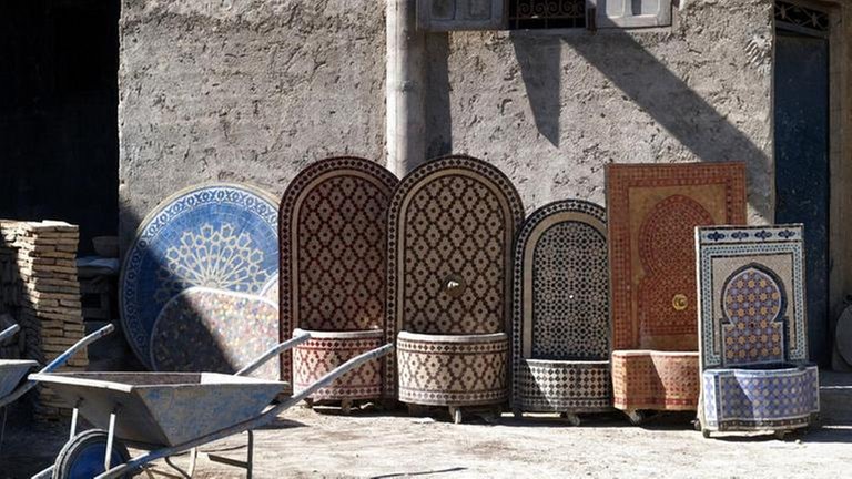 Ausstellung von Zierbrunnen in einer Keramik- und Mosaikwerkstatt in Fés. Das älteste Viertel heißt Fés el Bali.