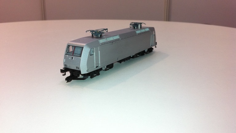 E-Lok Baureihe 145 silberfarben
