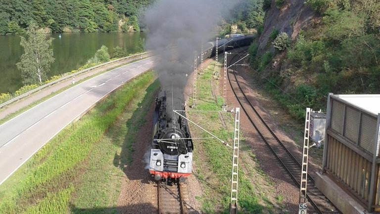 Bahnhof Taben. Die erste Scheinanfahrt des Tages erfolgt Parallel zur Saar. Zuglok ist Lok 01 1066 und Vorspannlok ist 01 509.