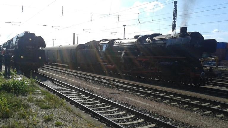 In Glauchau werden die Wasservorraete aufgefüllt. Lok 01180 verlässt den Zug und wird ersetzt durch Lok 01533