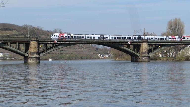 Der Zug von Koblenz über Trier nach Luxembourg bei der Fahrt über die Gülser Brücke Mosel