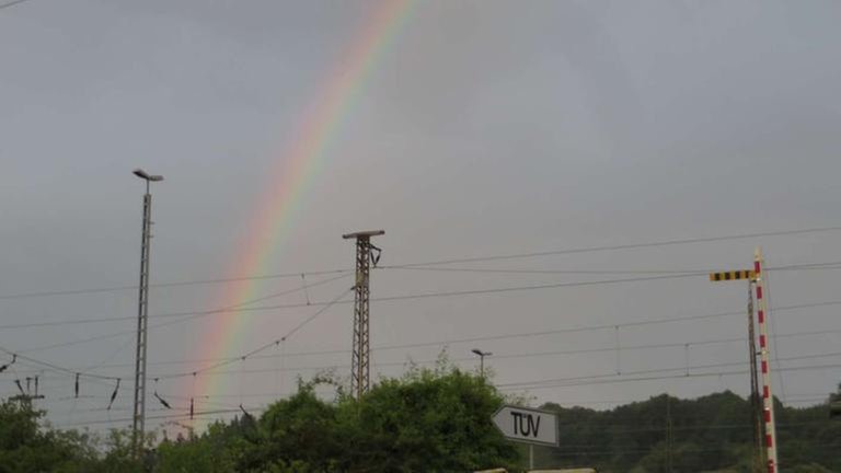 Ein Regenbogen über dem Trierer Hauptbahnhof