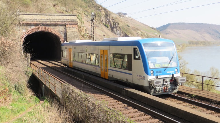 Die Moselweinbahn von Bullay nach Traben-Trarbach bei der Einfahrt in den Prinzenkopftunnel