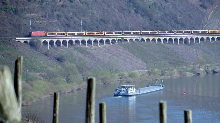 Das Pündericher Moselviadukt, beliebtestes Fotomotiv der Moseltalbahn. Kein Autoreisezug, sondern der Transportzug für französische Exportautos nach Deutschland.