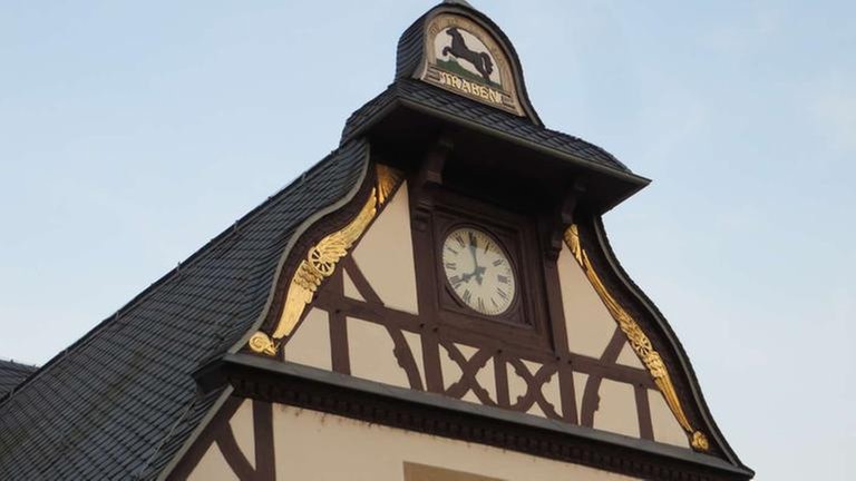 Der Giebel des schön renovierten Bahnhofs in Traben-Trarbach; als Endstation der Moselweinbahn hat er ausgedient, heute ist eine Galerie drin.