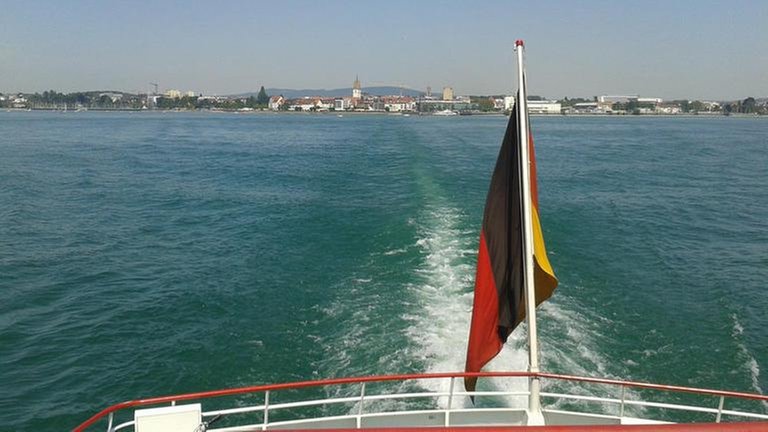 Friedrichshafen-Lindau: Die Reiseteilnehmer haben die Wahl, von Friedrichshafen nach Lindau entweder mit dem Zug oder mit dem Schiff zu fahren.