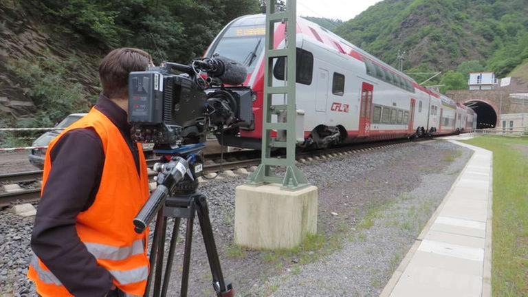 Kameramann Michael Merkel am südlichen Tunnelausgang des neuen Kaiser-Wilhelm-Tunnels hinter Cochem