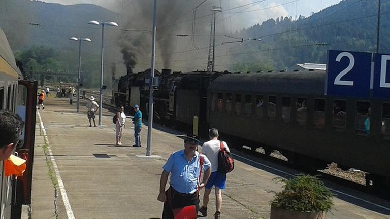 Bahnhof Hausach: Gleich beginnt die Parallelfahrt (2 Züge fahren nebeneinander) beider Züge nach St.Georgen.