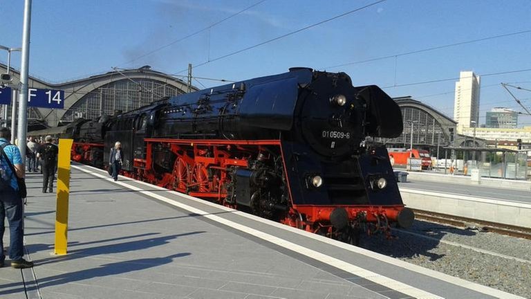 Leipziger Hauptbahnhof: Auf Gleis 14 ist unser Zug bereit gestellt. Zuglok ist 01 509 und Vorspannlok 01 150.