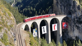 Geburtstagslok mit Sonderzug auf dem Landwasserviadukt.