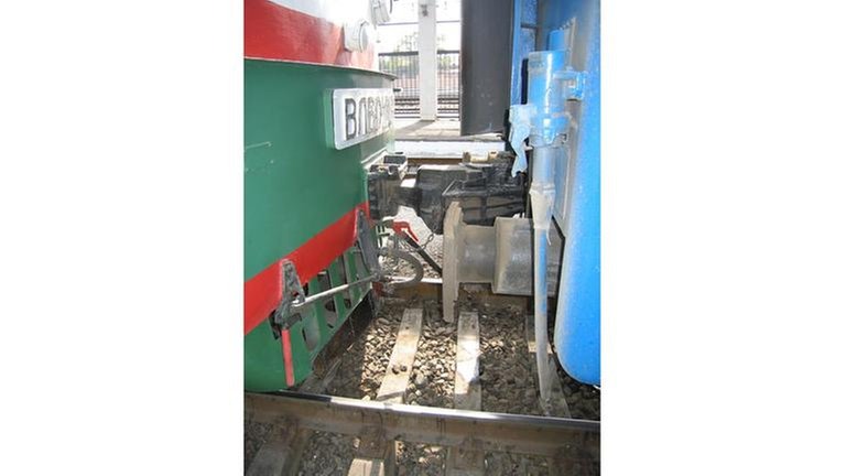 Verbunden sind die Züge mit einer Mittelpufferkupplung, die Wagen besitzen zusätzlich aber noch Puffer.