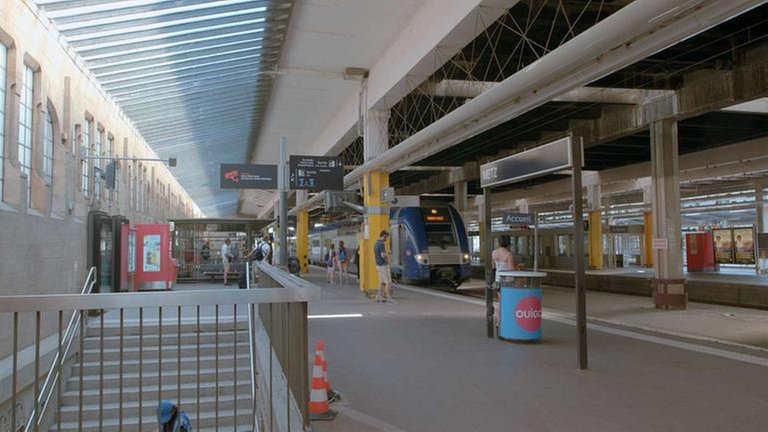 Metrolor hält im historischen Bahnhof von Metz