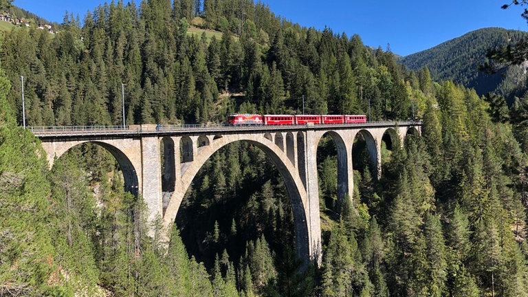 Geburtstagslok mit Sonderzug auf dem Wiesener Viadukt und auf dem Landwasserviadukt.