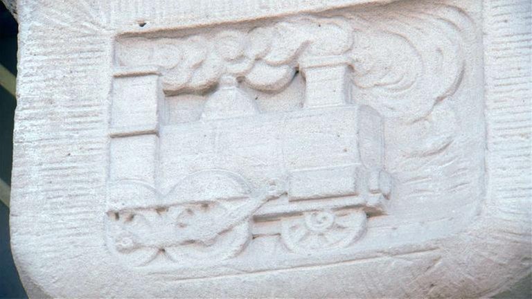 Relief einer Dampflok am Bahnhofsgebäude