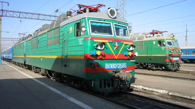 Der Bahnhof von Almaty, früher als Alma Ata bekannt. Hier dominierten E-Loks russischer Bauart.