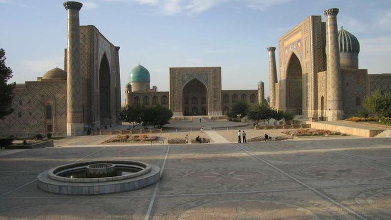 Der Registan in Samarkand, mit seinen drei Medresen - also damaligen Koran- und Hochschulen - ist einer der spektakulärsten Plätze Zentralasiens.