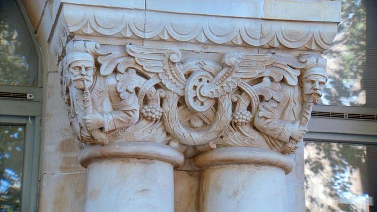 Figuren an einer Säule des Hauptbahnhofes