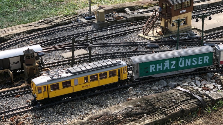 Der gelbe Berninatriebwagen.