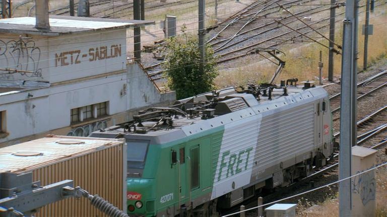 Ein Güterzug der französischen SNCF Fret mit einer E-Lok der Baureihe BB 27000 Alstom Prima verlässt den südlich des Hauptbahnhofes gelegenen Rangierbahnhof Metz-Sablon.