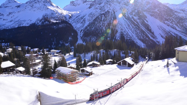 Zug der Chur-Arosa-Bahn kurz vor der Einfahrt in den Bahnhof Arosa