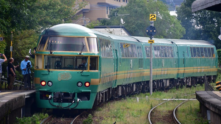 Die Fenster des Yufuin no mori sind für eine gute Aussicht eigens hoch angesetzt. Auch das Führerhaus ist völlig verglast - die Fahrgäste können über den Lokführer hinweg nach vorne schauen.