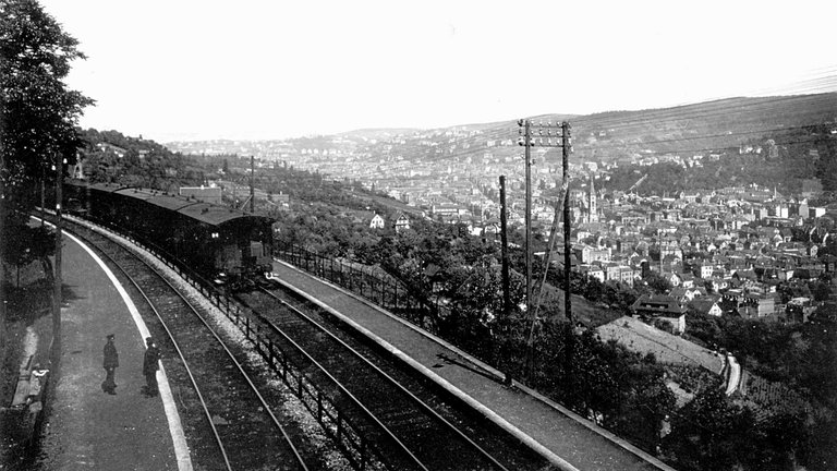 Die Panoramastrecke der Gäubahn oberhalb von Stuttgart, aufgenommen etwa im Jahr 1900. Hier die Haltestelle Heslach mit Blick auf die Matthäuskirche. (Sammlung Uwe Siedentop)