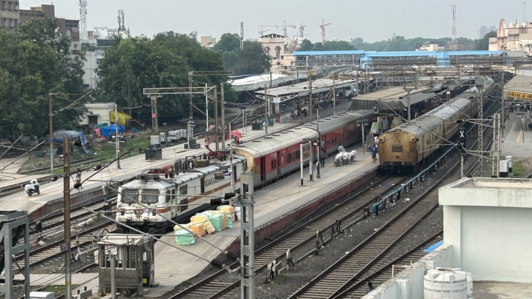 Bahnhof in Vadodara im Bundesstaat Gujarat.