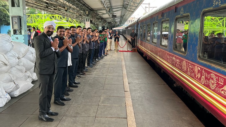 Die Mannschaft des Deccan Odyssey steht Spalier auf Bahnsteig 18 ? in Bhf Mumbai