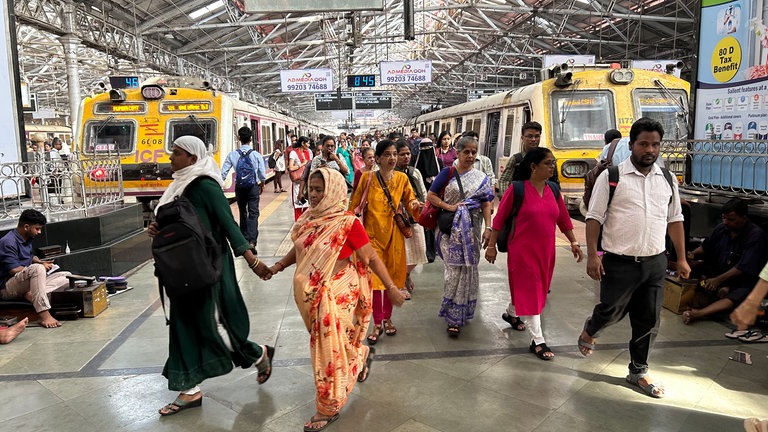 Mehr als 1.000 Züge täglich erreichen bzw. verlassen Mumbai CST.