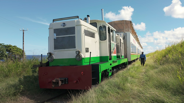 Die frisch sanierte Lxd2-Lok bei der Probefahrt im Norden der Insel. Seit Dezember 2025 ist sie im Einsatz. Bis dahin war es ein langer Weg.