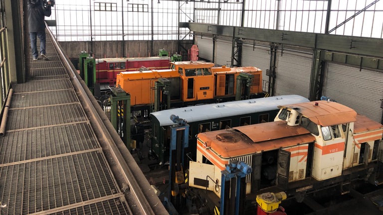 Die hinterste der Loks ist eine für St. Kitts. In der MaLoWa Bahnwerkstatt in Sachsen-Anhalt wurde sie ab 2019 saniert.