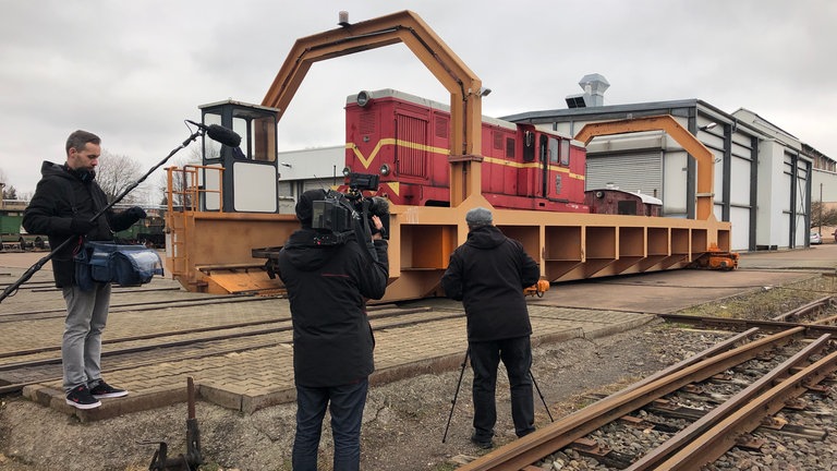 Dreharbeiten im Februar 2020, als die Lok Nr. 9 nach Demontage der Drehgestelle aus der Werkstatt transportiert wurde.