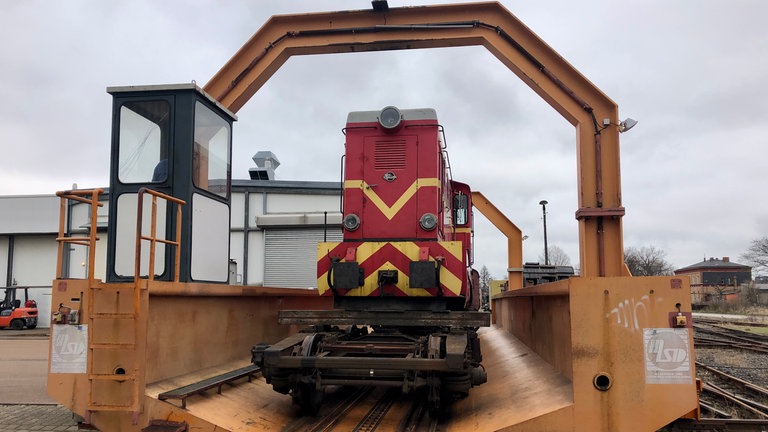 Lok Nr. 9 auf der Schiebebühne in Benndorf.