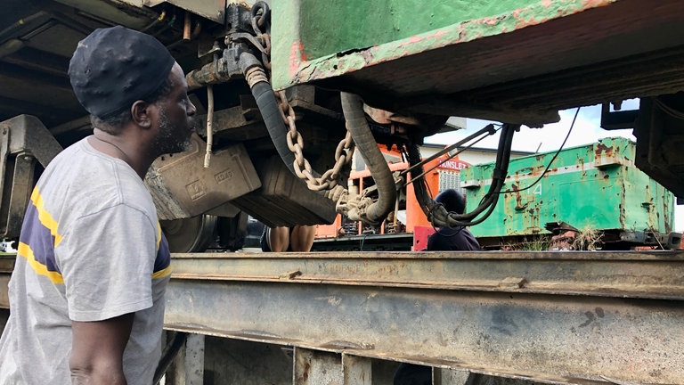 Vor jeder Fahrt werden die alten Loks gründlich inspiziert. Die Eisenbahner auf St. Kitts schaffen es immer wieder, ihre Loks zu reparieren. 