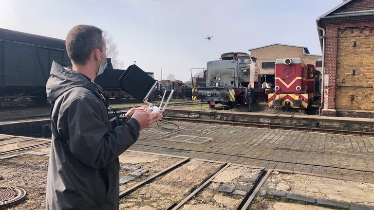 Da im März 2021 keine weiteren Arbeiten an den Loks gefilmt werden können, umkreist der Kameramann die abgestellte Lok mit der Drohne.