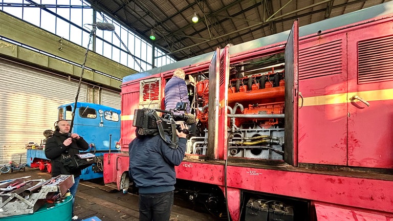 Letzte Reparaturen in der MaLoWa Bahnwerkstatt: Die Leitungen sind noch undicht im März 2024.