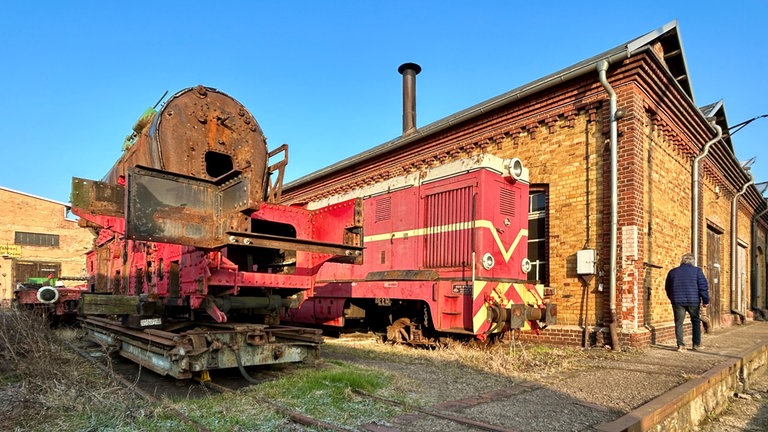 Lok Nr. 11 ist weiterhin abgestellt. Erst wenn Nr. 9 ausgeliefert sein wird, wird weiter an ihr gearbeitet. 