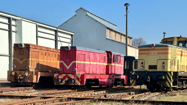Nach erfolgreicher Probefahrt steht Lok Nr. 9 zwischen anderen Schienenfahrzeugen auf dem Gelände der MaLoWa Bahnwerkstatt.