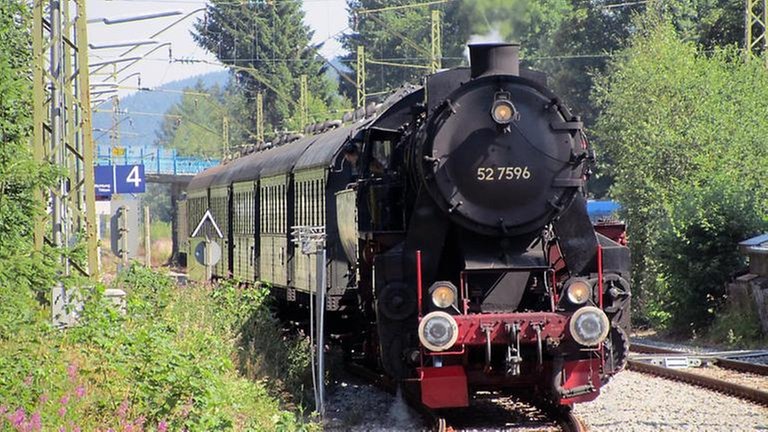 Für den Dampfsonderbetrieb sorgen die Eisenbahnfreunde Zollernbahn mit ihrer Lok, der 52 7596.