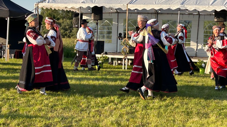 Die Setukesen, eine ethnische Minderheit in Estland, singen beim Mittsommerfest Seta Leelo, ein besonderer Gesang bei dem der Chor der Vorsängerin folgt.