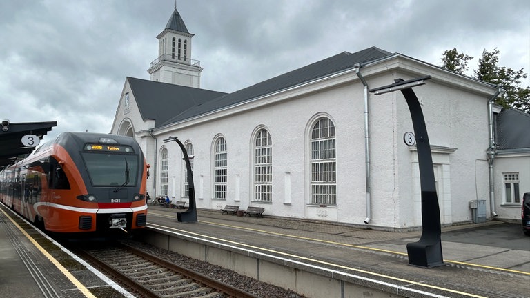 Stalinistischer Bahnhofsbau in Valga – der Zug nach Tallinn kurz vor der Ausfahrt.