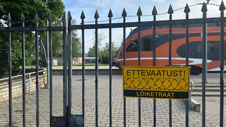 Der Bahnhof in Narwa bleibt verschlossen, bis ein Zug eingefahren ist.
