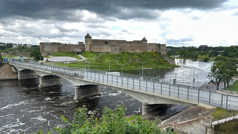Der Fluss Narva bildet die Grenze zwischen Russland und Estland.