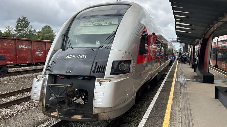 Zug aus Lettland im Grenzbahnhof Valga.