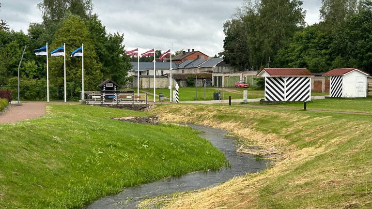 Das Flüsschen Konnaoaja inmitten Valgas bildet die Grenze zwischen Estland und Lettland.