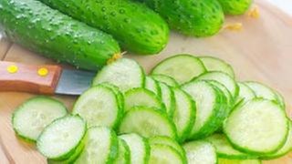 Gurken (ganz und geschnitten) auf Tablett