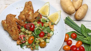 Ofen-Kartoffelsalat mit Hähnchenflügeln